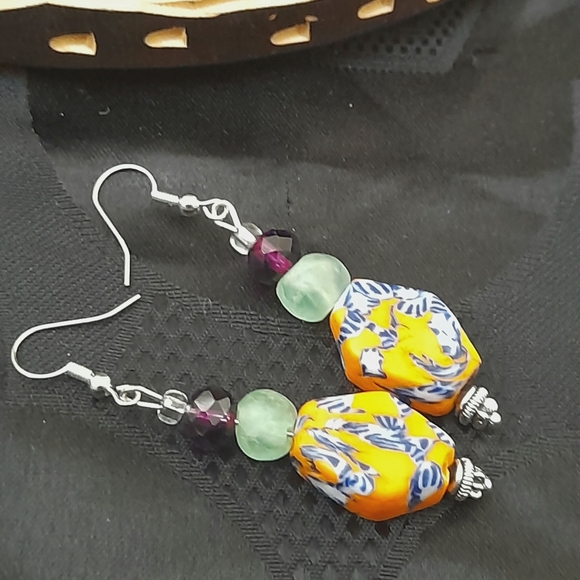 Sold ! Handmade recycled glass beaded drop earrings - Picture 4 of 6